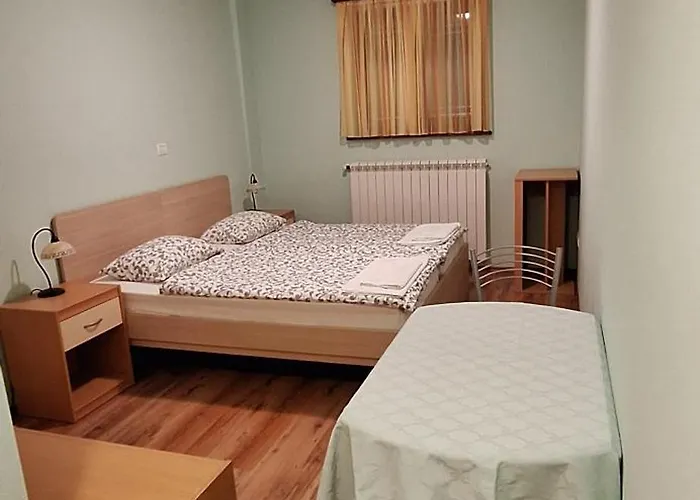 Bivanje na kmetiji Farm File